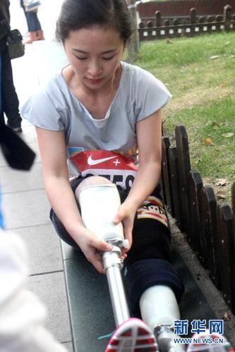 A double amputee, Liao Zhi ran with a big smile  on her face and her two prosthetic legs carrying her.