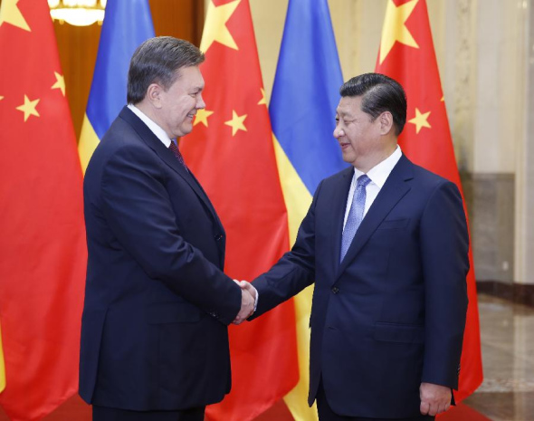 Chinese President Xi Jinping (R) shakes hands with Ukrainian President Viktor Yanukovych before their talks at the Great Hall of the People in Beijing, capital of China, Dec 5, 2013. (Xinhua/Ju Peng)