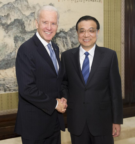 Chinese Premier Li Keqiang (R) meets with US Vice President Joe Biden in Beijing, capital of China, Dec. 5, 2013. (Xinhua/Huang Jingwen) 