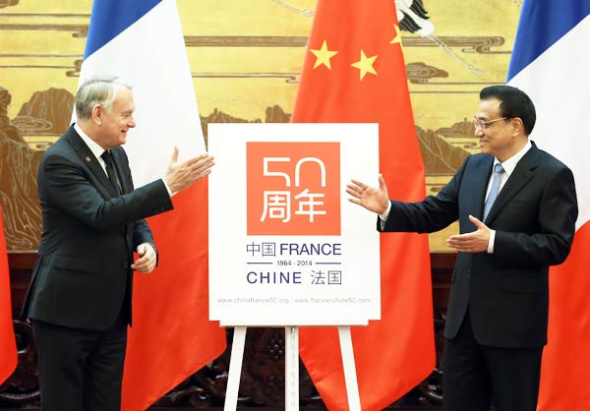 Premier Li Keqiang and French Prime Minister Jean-Marc Ayrault unveil a logo on Friday at the Great Hall of the People in celebration of next years 50th anniversary of diplomatic relations between the two countries. WU ZHIYI / CHINA DAILY