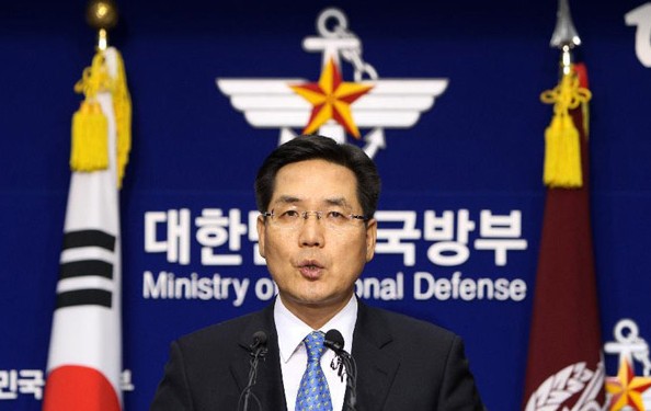 South Korea's Defense Ministry spokesman Kim Min-Seok speaks during a press conference for an expanded KADIZ at the Ministry of National Defense in Seoul, South Korea, Dec. 8, 2013. South Korea decided to expand its air defense identification zone (KADIZ) southward, Seoul's Defense Ministry said in a televised press briefing on Sunday. (Xinhua/Park Jin-hee) 