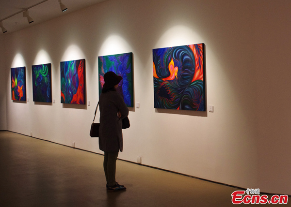 A visitor looks at Mianhua's paintings on Wednesday afternoon at Beijing Today Art Museum. (Photo: Ecns.cn)