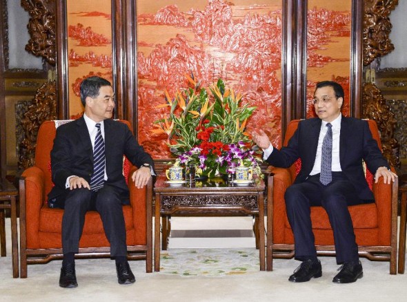 Chinese Premier Li Keqiang (R) meets with Chief Executive of Hong Kong Special Administrative Region (HKSAR) Leung Chun-ying, who is in Beijing to brief officials on the recent situation in Hong Kong and the work of the HKSAR government, in Beijing, capital of China, Dec. 17, 2013. (Xinhua/Xie Huanchi)