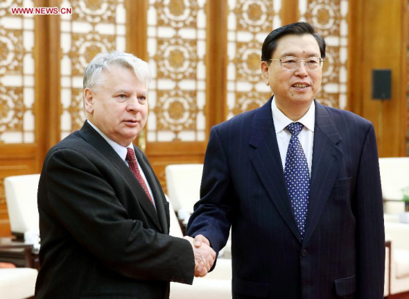 Zhang Dejiang (R), chairman of the Standing Committee of the National People's Congress (NPC), meets with Polish Senate Speaker Bogdan Borusewicz in Beijing, capital of China, Dec. 17, 2013. (Xinhua/Yao Dawei)