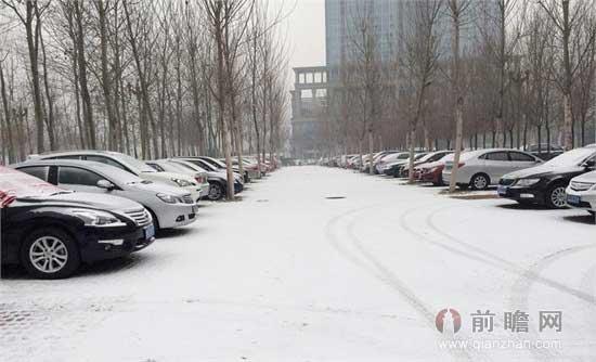 A belated first snowfall for the northern port city of Tianjin. And the effect on transport immediate.