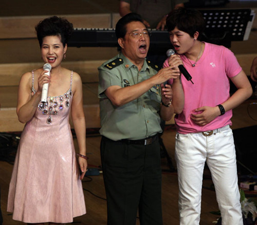 Li Tianyi (R) is the teenage son of Li Shuangjiang and Meng Ge (L), who are both wellCknown PLA singers. [Photo: China Daily]