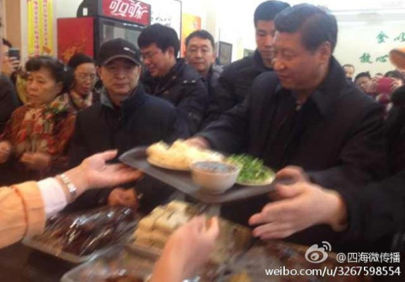 President Xi Jinping at a steamed dumplings restaurant in Beijing on Saturday. [Photo by Sihaiweichuanbo/weibo.com]