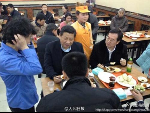 President Xi Jinping at a steamed dumplings restaurant in Beijing on Saturday. [Photo by Sihaiweichuanbo/weibo.com] 