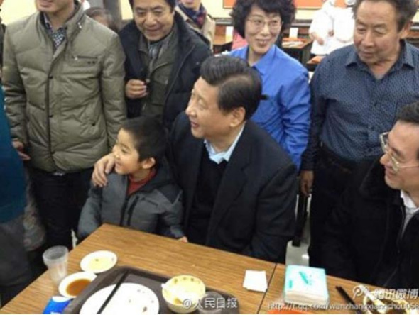 President Xi Jinping at a steamed dumplings restaurant in Beijing on Saturday. [Photo by Sihaiweichuanbo/weibo.com] 