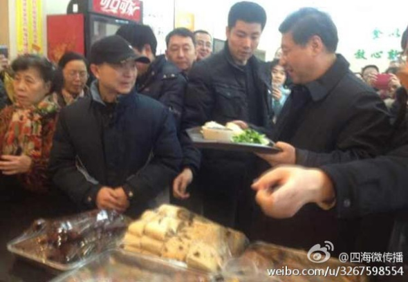 President Xi Jinping at a steamed dumplings restaurant in Beijing on Saturday. [Photo by Sihaiweichuanbo/weibo.com] 