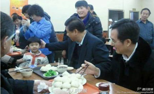 President Xi Jinping at a steamed dumplings restaurant in Beijing on Saturday. [Photo by Sihaiweichuanbo/weibo.com] 