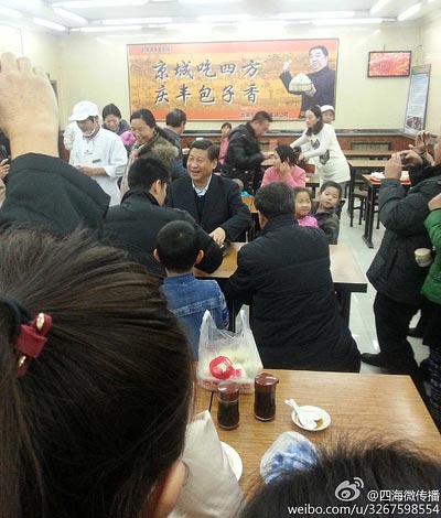 President Xi Jinping at a steamed dumplings restaurant in Beijing on Saturday. [Photo by Sihaiweichuanbo/weibo.com] 