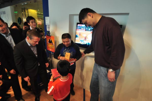 Yao and Shoemaker award gift to one of the students at the event.[Photo by Sun Xiaochen / chinadaily.com.cn]