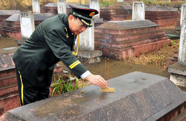 Zhen Zhongxing, military attache at the Chinese embassy in Vietnam, pays respects to the war dead at the Chinese People's Volunteers Martyrs' Cemetery in Bac Giang province on Chinese Tomb Sweeping Day on April 5, 2012. Zhang Jianhua / Xinhua