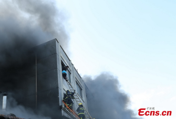 A fire broke out at 2:52 p.m. in a shoe factory, leaving at least 16 people dead, in Wenling City of east China's Zhejiang Province, on Jan. 14, 2014. [Photo: China News Service / Lin Gensheng]