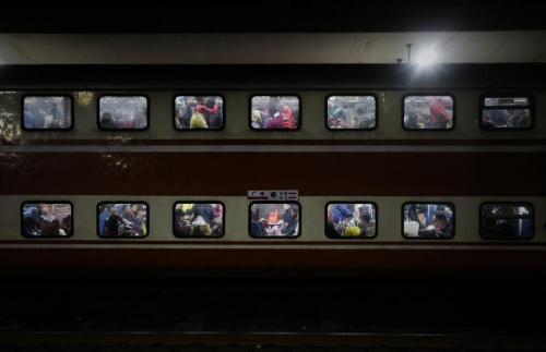 Passengers are seen through train windows at Guangzhou Railway Station in Guangzhou, south China's Guangdong Province, Jan 16, 2014. (Xinhua/Xing Guangli) 