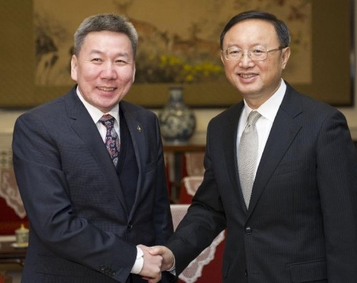 Chinese State Councilor Yang Jiechi (R) meets with Mongolian Foreign Minister Luvsanvandan Bold in Beijing, China, Jan. 17, 2014. (Xinhua/Xie Huanchi)