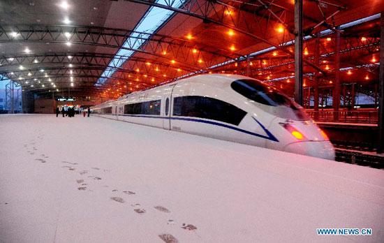 Photo taken on Jan 19, 2014 shows the footprints in snow at Shenyang North Railway Station in Shenyang, capital of northeast China's Liaoning province. Chinese people are rushing back home to spend the Spring Festival with family members. (Xinhua/Zhang Wenkui)