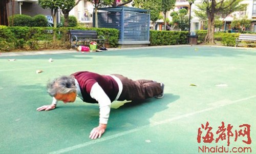 Li cranks out a set of push-ups. Photo: Nhaidu.com