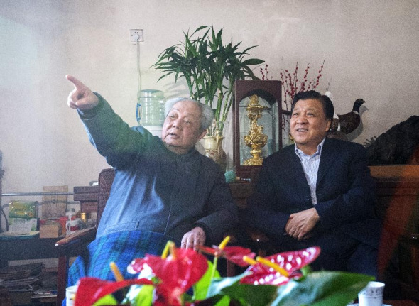 Liu Yunshan (R) talks with Feng Qiyong, famous scholar of Chinese masterpiece A Dream of Red Mansions, in Beijing, Jan 26, 2014.(Xinhua/Wang Ye)