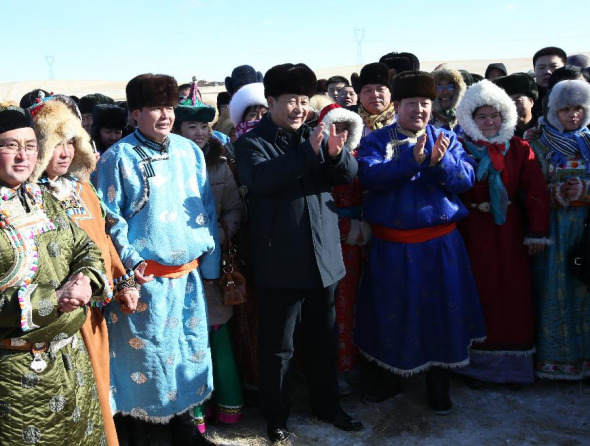 Chinese President Xi Jinping (C, front) watch the winter Nadam Fair with local people in Xilinhot, north China's Inner Mongolia Autonomous Region, Jan 27, 2014. Xi paid a visit to Inner Mongolia recently and extended New Year greetings to people of all ethnic groups. (Xinhua/Pang Xinglei)