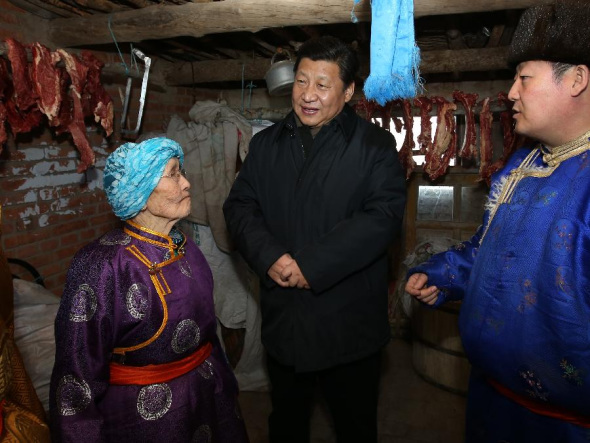 Chinese President Xi Jinping (C) visits a herdsman's family in Xilingol League, north China's Inner Mongolia Autonomous Region, Jan. 27, 2014. Xi paid a visit to Inner Mongolia recently and extended New Year greetings to people of all ethnic groups. (Xinhua/Pang Xinglei)