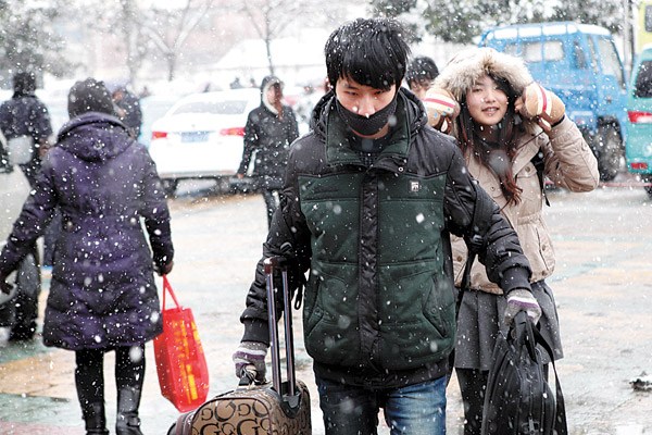 Passengers enter the bus station in Ganyu county, Jiangsu province, on Wednesday. Si Wei / For China Daily