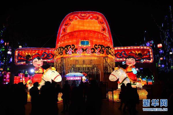 A hat-shaped lantern at Nanjing Confucius Temple. In ancient China, people well versed in Confucianism took examinations to become imperial officials. (Xinhua)