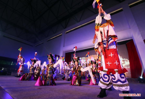 Youth of Tibetan ethnic group in Nantong celebrated the Tibetan New Year on Sunday. (Xinhua/Xu Peiqin)