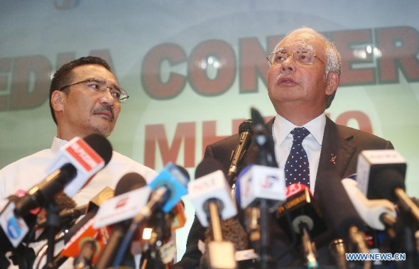 Malaysian Prime Minister Najib Razak (R) holds a press conference on the missing Malaysia Airlines Flight MH370 in Kuala Lumpur, capital of Malaysia, on March 15, 2014. (Xinhua/Wang Shen)