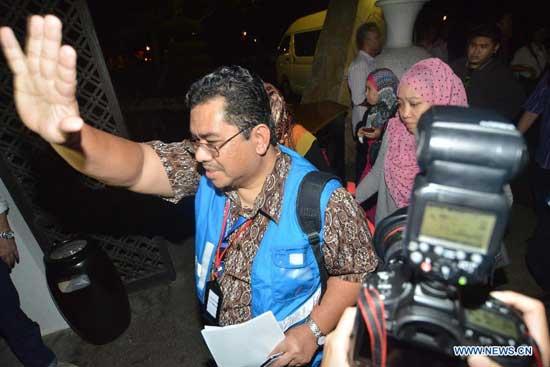 Relatives of passengers on missing Malaysia Airlines flight MH370 arrive at a hotel for a briefing in Cyberjaya, outside Kuala Lumpur, Malaysia, March 20, 2014. (Xinhua/Chong Voon Chung)