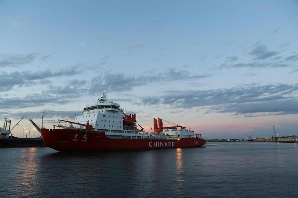 China's Antarctic research icebreaker, Xuelong, departs from the Australian city of Perth for the southern Indian Ocean after receiving emergent supplies on Friday. [Photo/Xinhua] 