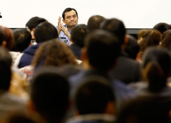 Malaysias Lieutenant General Ackbal Samad listens to a relative of a passenger on missing Malaysia Airlines flight MH370 at a briefing at the Metropark Lido Hotel on Friday. It marks the first time high-level officials from the Malaysian government have come to Beijing to talk with the family members. [Photo/Agencies]