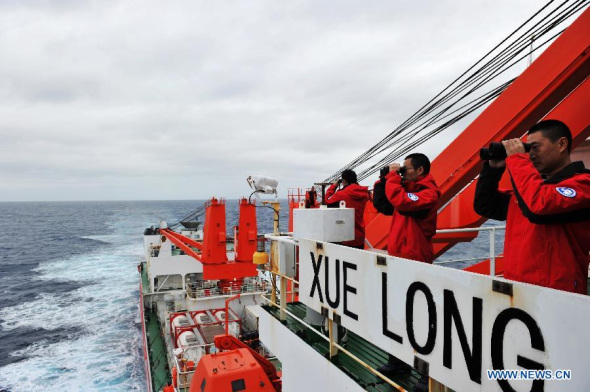 Chinese Antarctic exploration team members aboard Chinese icebreaker Xuelong (Snow Dragon), search for missing Malaysian Airlines flight MH370 over the southern Indian Ocean, March 23, 2014. (Xinhua/Zhang Jiansong)