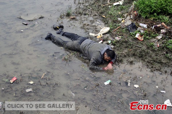 A man jumps off a bridge to commit suicide in Nanchong of southwest China's Chongqing municipality on Monday but surprisingly "survives" for the river water is too shallow. The man was sent to hospital in time and he just suffers a fracture in his wrist. [Photo/CFP]