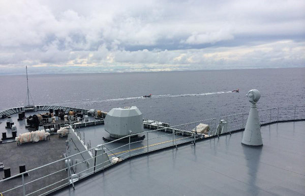 Boats sent by Chinese naval shipJinggangshanhead for suspected areas to search for the missing flight MH370 in the southern Indian Ocean, on April 6, 2014. [Photo/Xinhua]