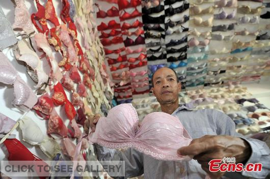 Chen Qingzu, a resident from Yachen town of Sanya city in Hainan province, has collected over 5,000 pieces of bras in 20 years and all his bras are collected from students of more than 30 colleges and universities. 