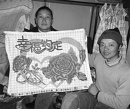 A female construction worker shows a towel she weaved for her husband. [Photo provided to China Daily]