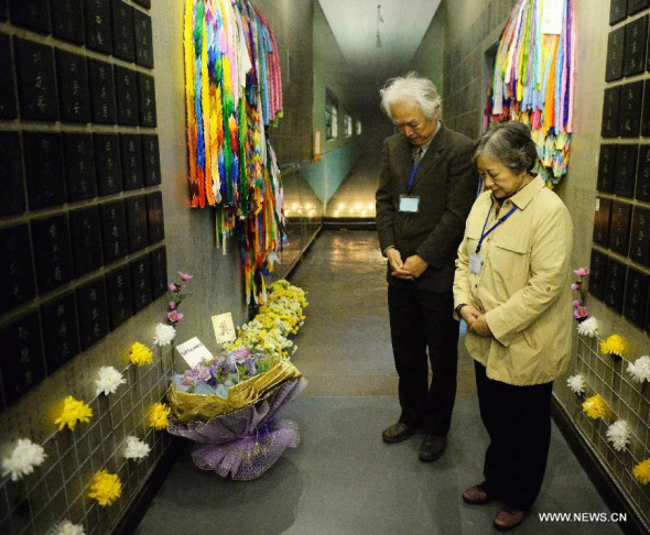 Members of a Japanese medical delegation mourn for Unit 731 victims in Harbin, capital of northeast China's Heilongjiang Province, May 4, 2014. [Xinhua photo]