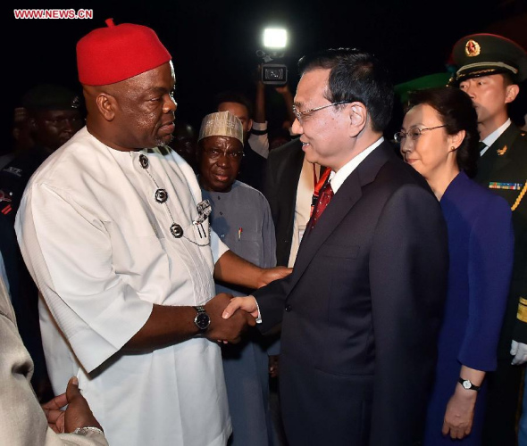 Chinese Premier Li Keqiang (R front) and his wife Cheng Hong (2nd R) arrive at the airport for a visit in Abuja, Nigeria, May 6, 2014. (Xinhua/Li Tao)