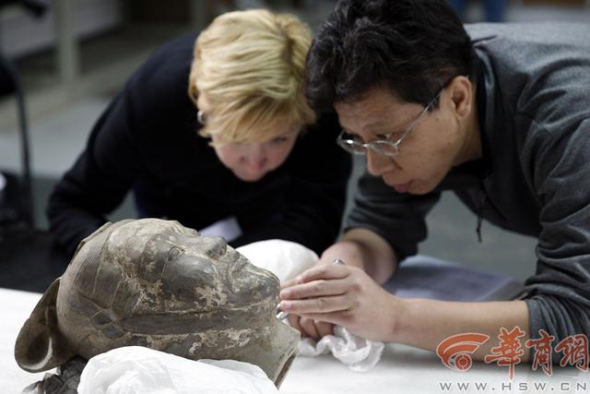 Experts examine each relic very carefully and record each detail. [Photo/hsw.cn]