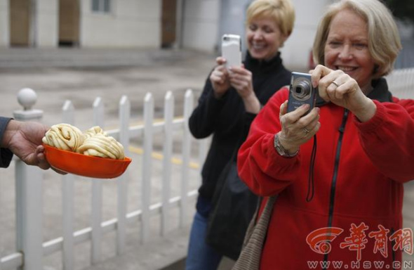 American experts are curious about the steamed bread roll which Chinese employees eat. [Photo/hsw.cn]