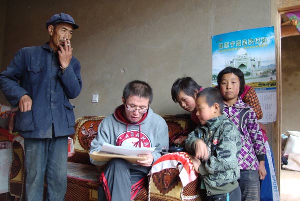 Xu Jinxin (second left), a volunteer from Project Sunrise, visits a family in Pengyang county in the Ningxia Hui autonomous region, to gather material for a report into living conditions. PROVIDED TO CHINA DAILY 