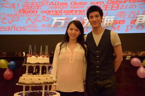 Wang Lee-hom (R) and his wife. [Photo/People's Daily Online]