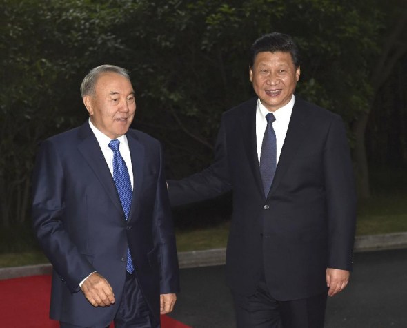 Chinese President Xi Jinping (R) holds a welcoming ceremony for President of Kazakhstan Nursultan Nazarbayev before their talks in Shanghai, east China, May 19, 2014. (Xinhua/Ma Zhancheng)