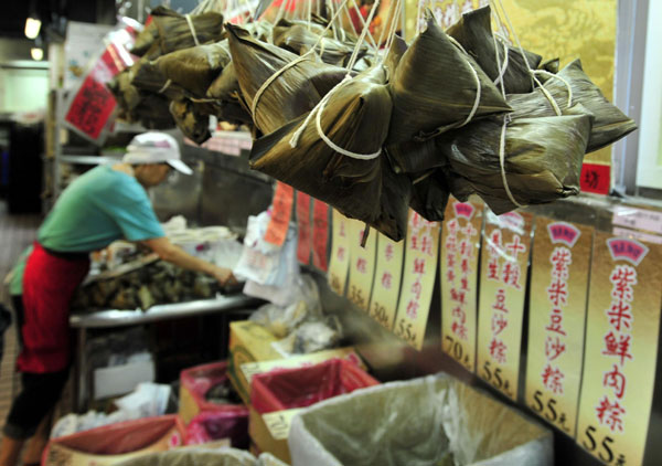 A seller arranges Zongzi for sale before Dragon Boat Festival at a local market in Taipei, Taiwan, June 8, 2013. [Photo/Xinhua]