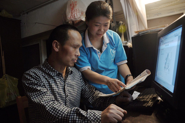 A volunteer helps Li Jinsheng study for the gaokao, at his home in Queshan county, Zhumadian, Henan province. ZHANG JIAN/FOR CHINA DAILY 