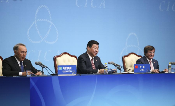 Chinese President Xi Jinping (C), Kazakhstan's President Nursultan Nazarbayev (L) and Turkish Foreign Minister Ahmet Davutoglu attend the closing press conference of the fourth summit of the Conference on Interaction and Confidence Building Measures in Asia (CICA), in Shanghai, east China, May 21, 2014. (Xinhua/Lan Hongguang)