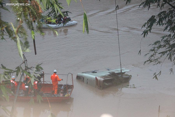 Rescuers search for missing people on Jiulong River, in Hua'an County, southeast China's Fujian Province, May 23, 2014. [Photo/Xinhua]