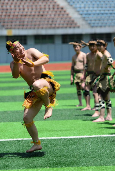 On May 27th, students from Lichuan Minzu Experimental High School learned to dance the ruolianxiang. [Photo/Xinhua]